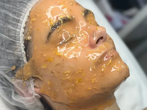 A hydrojelly mask facial